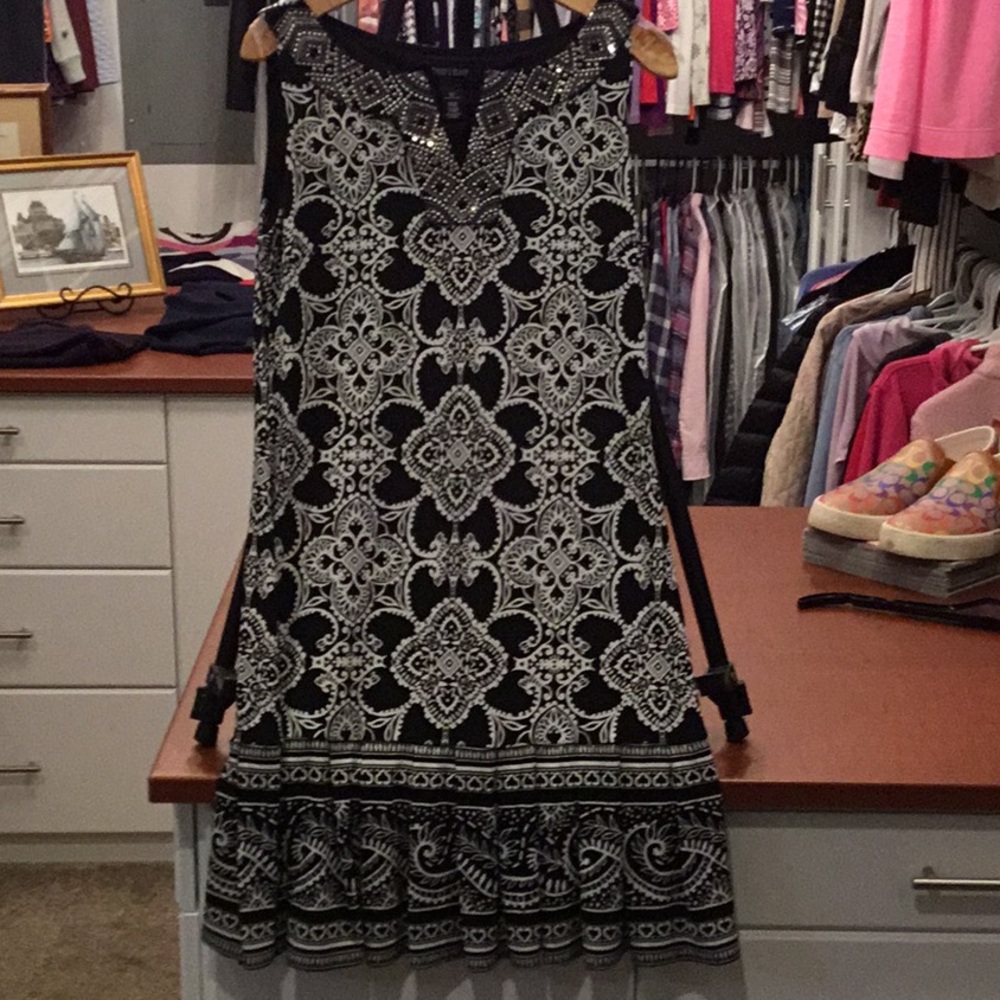 White House Black Market Dres sleeveless. Black/white  size XS. Like new